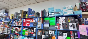 Фото товаров в магазине, мышки, клавиатуры и наушники - 