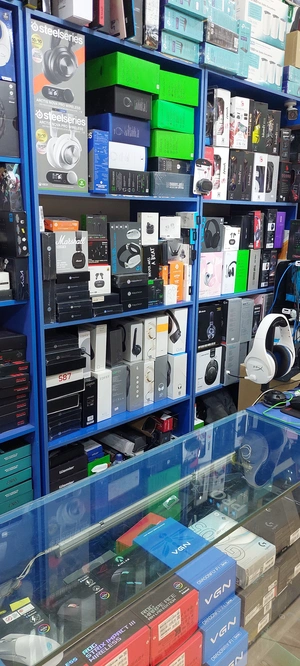 Фото товаров в магазине, мышки, клавиатуры и наушники - 