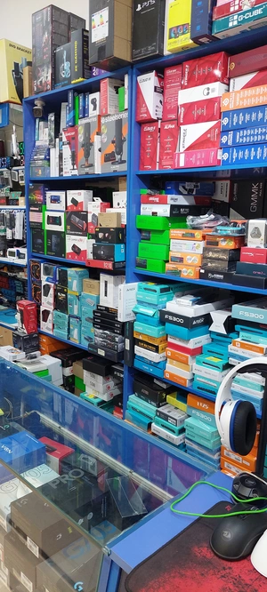 Фото товаров в магазине, мышки, клавиатуры и наушники - 